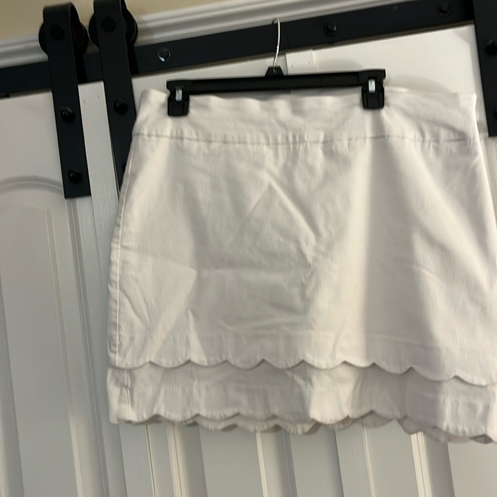 Women's White Scalloped Hem Skort